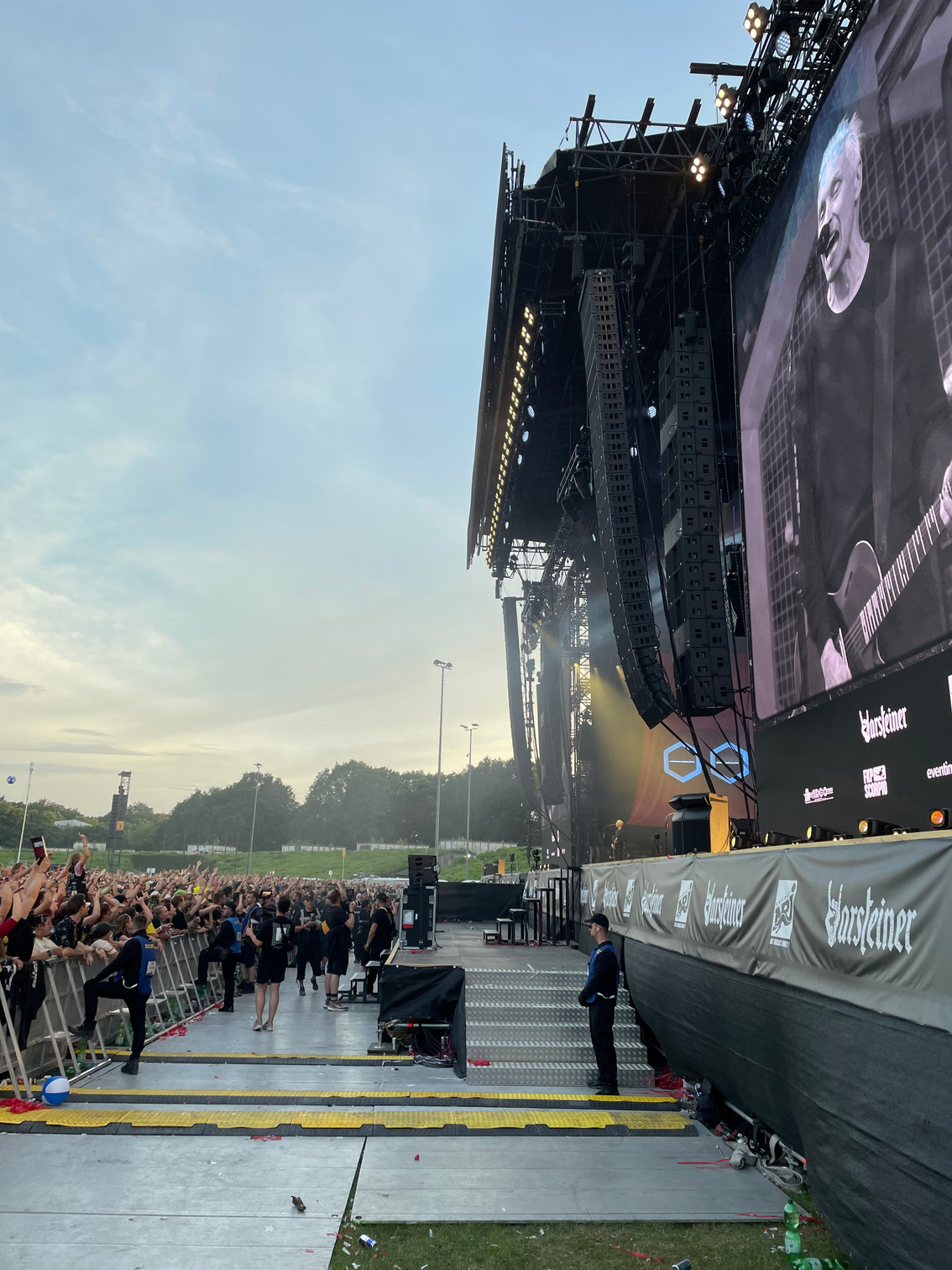 Crew bei der Arbeit hinter einer Festivalbühne
