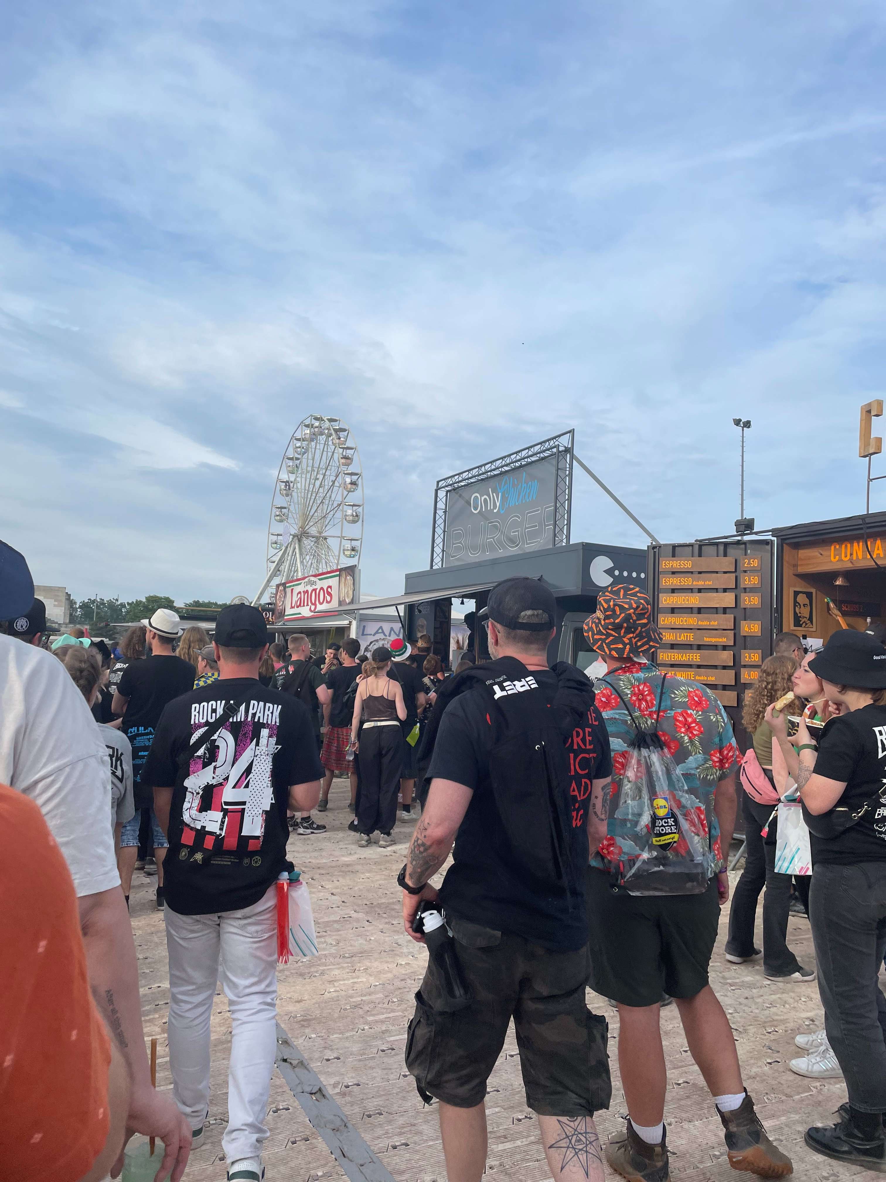 Festivalpublikum vor einer Bühne