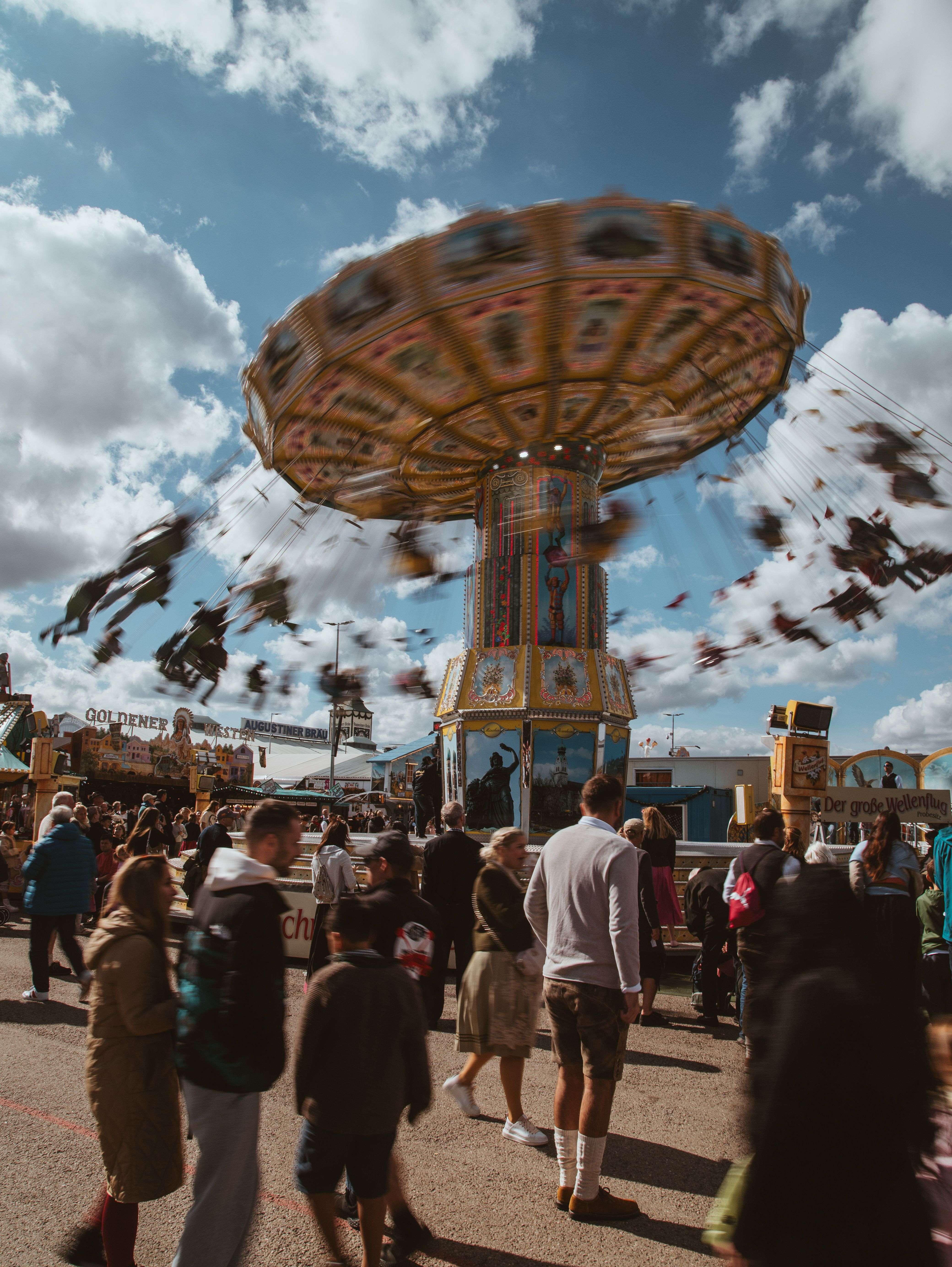 Beleuchtetes Karussell auf einem Volksfest