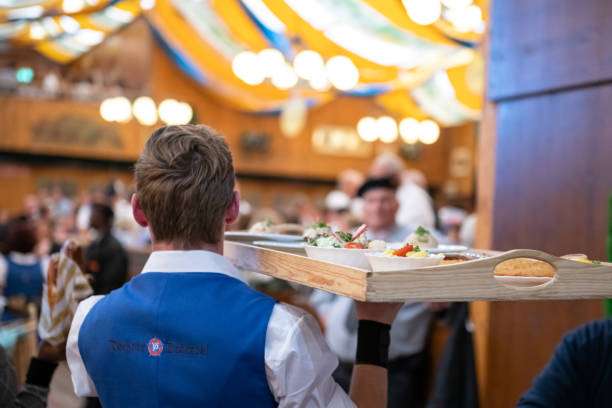 Bedienung trägt ein Tablett auf einem Volksfest