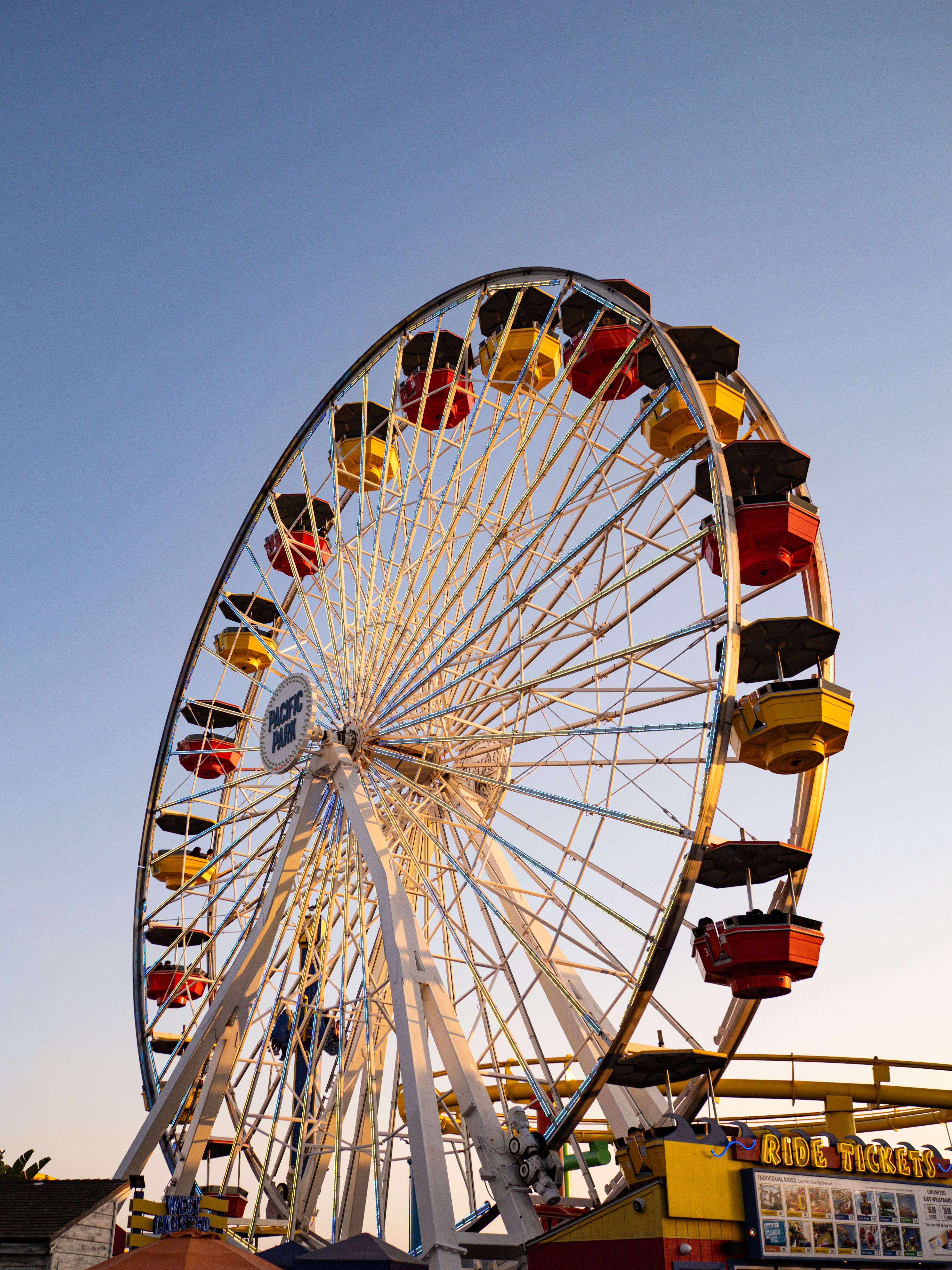 Beleuchtetes Riesenrad am Abend
